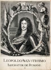 Brustbild nach halblinks im Lorbeeroval mit Harnisch des etwa 30-jährigen Kaisers (1640-1705), von Trophäen und Waffen umrahmt, oben die Krone 