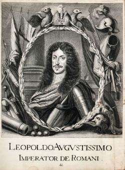 Brustbild nach halblinks im Lorbeeroval mit Harnisch des etwa 30-jährigen Kaisers (1640-1705), von Trophäen und Waffen umrahmt, oben die Krone 